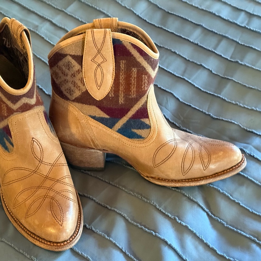Ariat Distressed Leather Tan/Indian Blanket Boots